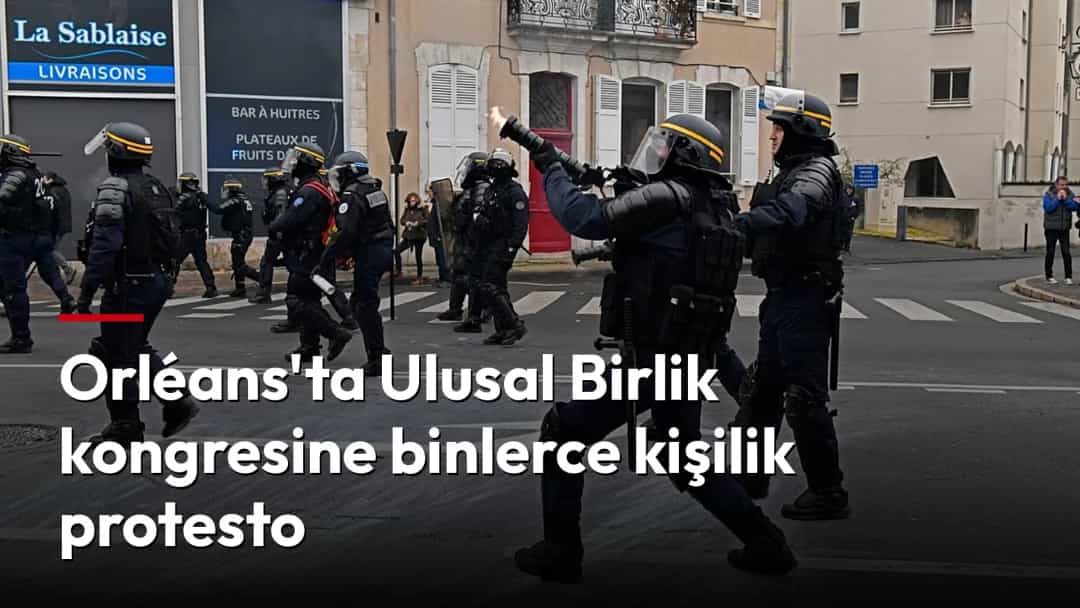 Bir sokakta, kasklı çevik kuvvet polisleri kaldırım ve yol boyunca ilerliyor.