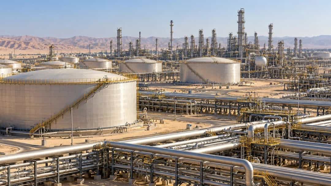 Petrol rafinerisinde depolama tankları, boru hatları ve işleme üniteleri.