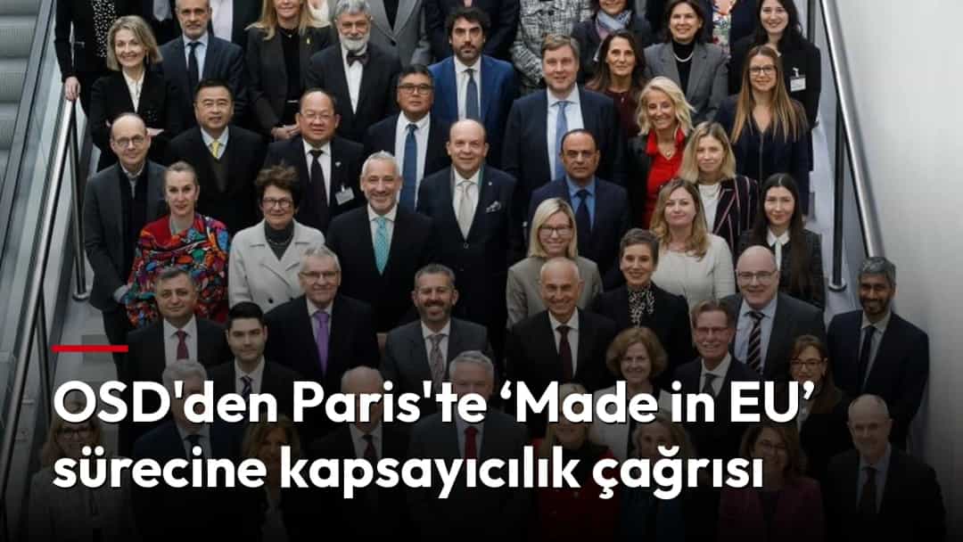 Uluslararası bir toplantıya katılan kalabalık grup, merdivenlerde toplu fotoğraf çektiriyor.