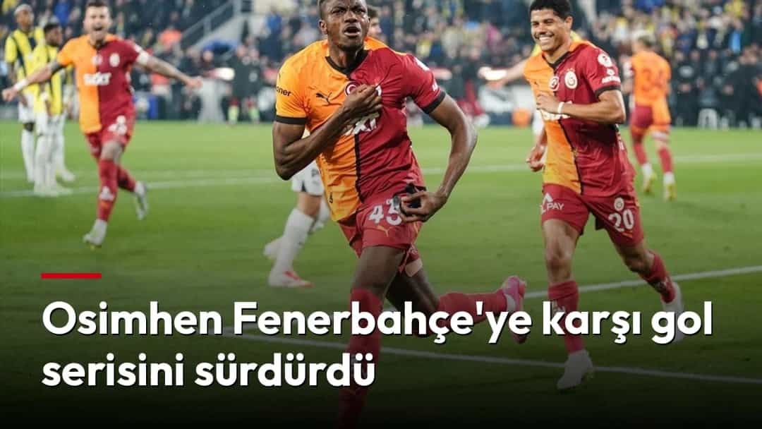 Victor Osimhen, Galatasaray formasıyla gol sonrası sahada koşarak seviniyor.
