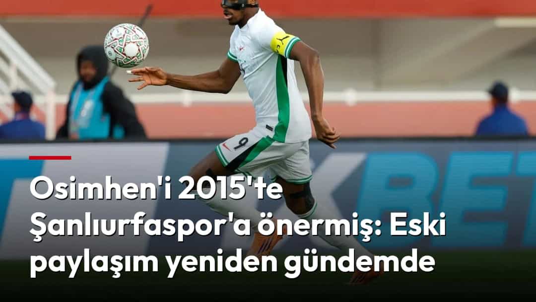 Victor Osimhen, Nijerya formasıyla maç sırasında top sürüyor.