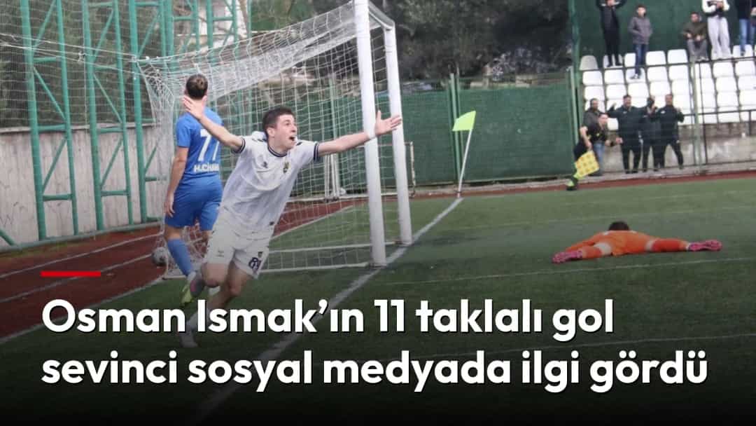 Beyaz formalı futbolcu, golün ardından kollarını açarak saha kenarında sevinç gösterisi yapıyor.