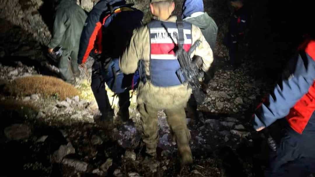 Ekipler, gece kayalık ve engebeli arazide arama çalışması yapıyor.