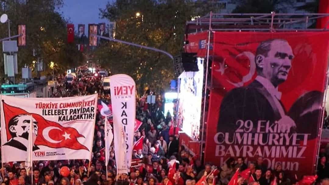 Bağdat Caddesi’nde düzenlenen mitingde kalabalık, Türk bayrakları ve Cumhuriyet temalı pankartlarla bir araya geldi.