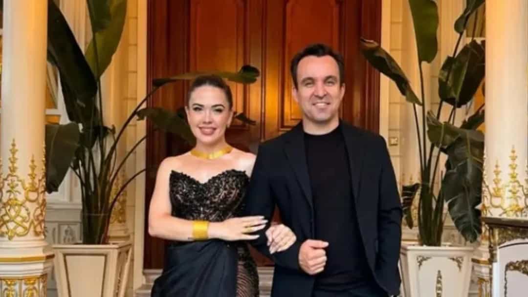 Tayyar Öz, eşi Özlem Öz ile birlikte poz veriyor.