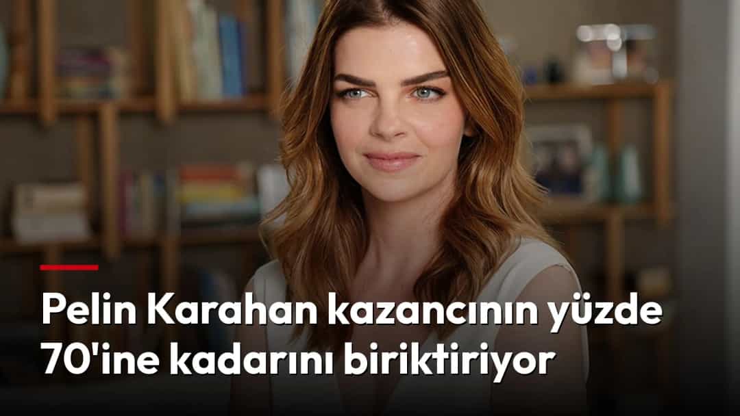 Pelin Karahan, kitaplıkların önünde beyaz bluzuyla poz veriyor.