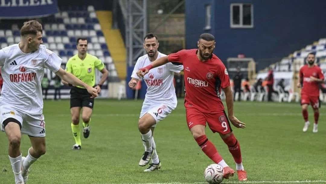Pendikspor ile Fatih Karagümrük arasındaki maçta kırmızı formalı oyuncu topla ilerliyor.