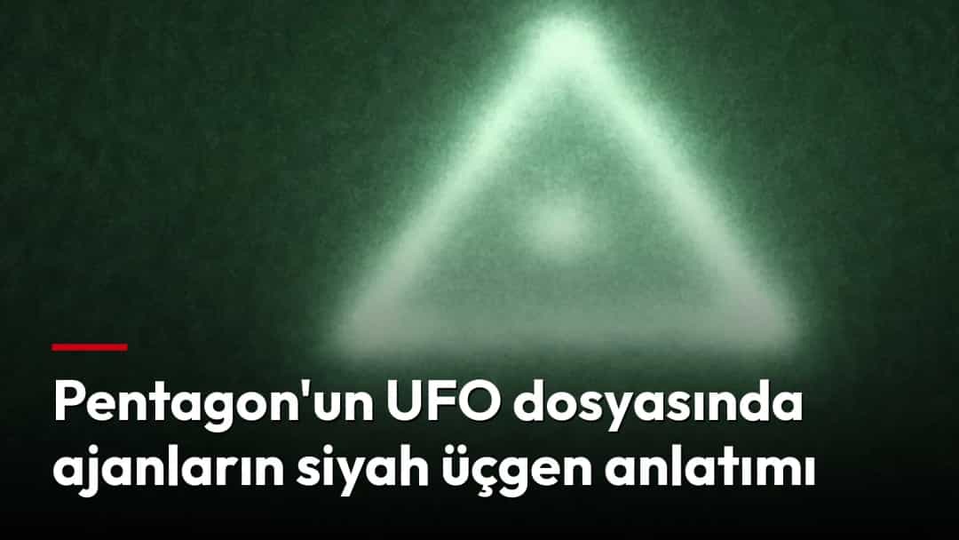 Gece görüş görüntüsünde karanlık gökyüzünde parlayan üçgen biçimli bir cisim.