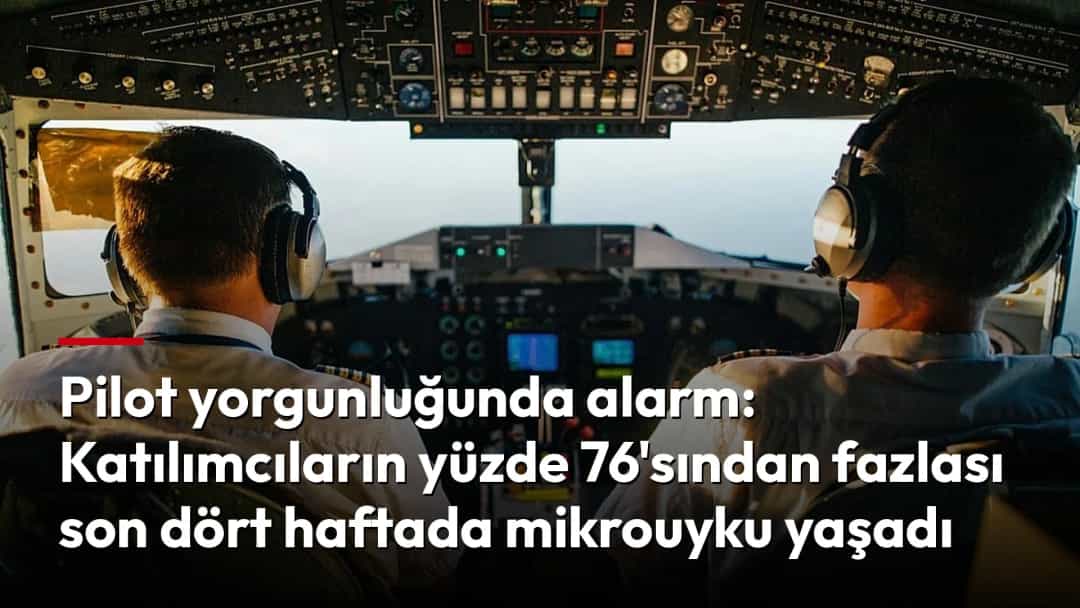 Kokpitte kulaklıklarıyla uçuş yapan iki pilot.