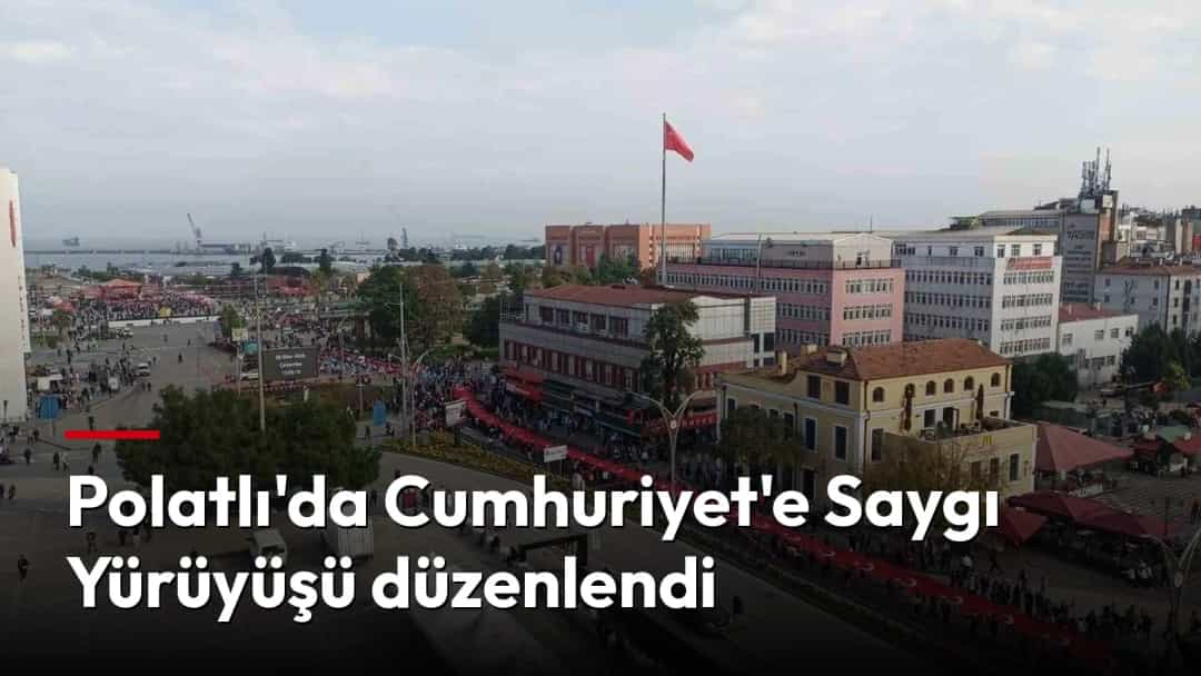 Cumhuriyet Bayramı yürüyüşüne katılan kalabalık, şehir merkezindeki cadde boyunca Türk bayraklarıyla ilerliyor.