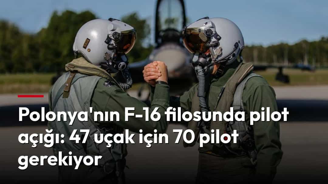 Uçuş kıyafetleri ve kaskları içindeki iki pilot pistte selamlaşıyor.