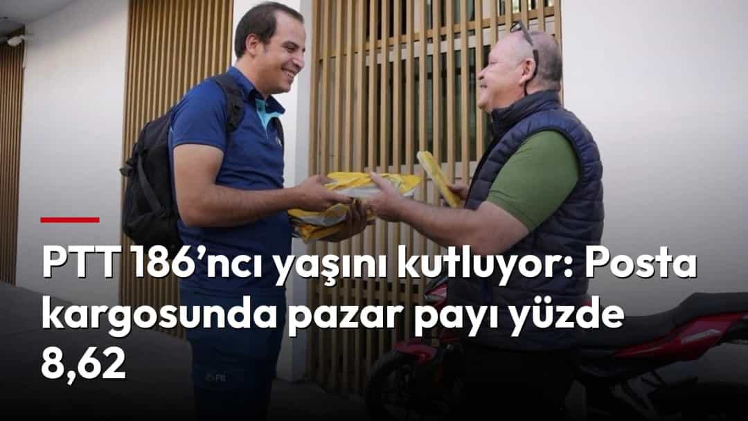 PTT çalışanı, bir müşteriye kapı önünde kargo paketi teslim ediyor.