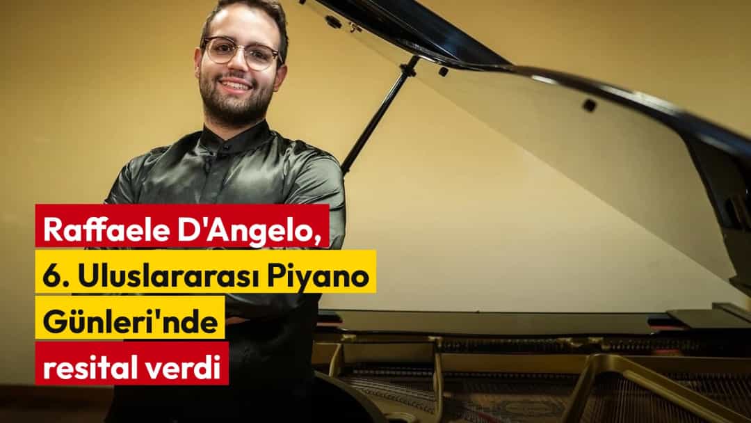 Raffaele D'Angelo, kuyruklu piyanonun önünde kollarını kavuşturmuş halde.