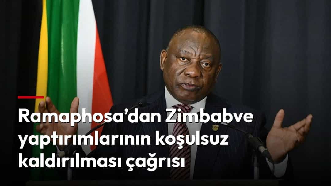 Cyril Ramaphosa, bayrakların önünde kürsüde konuşma yapıyor.