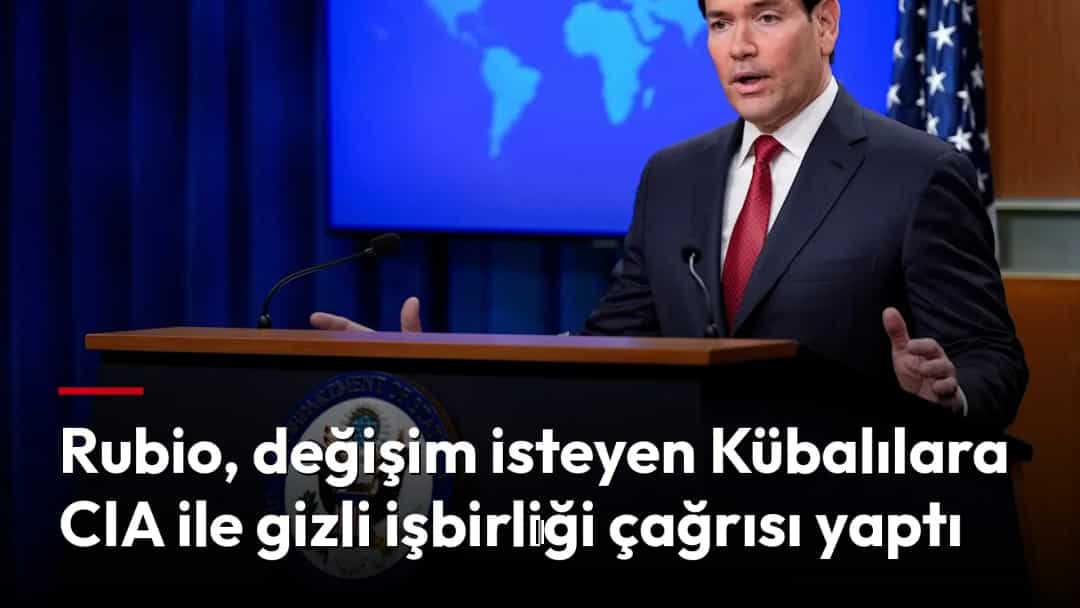 Marco Rubio, ABD bayrağı ve dünya haritasının önündeki kürsüde konuşuyor.