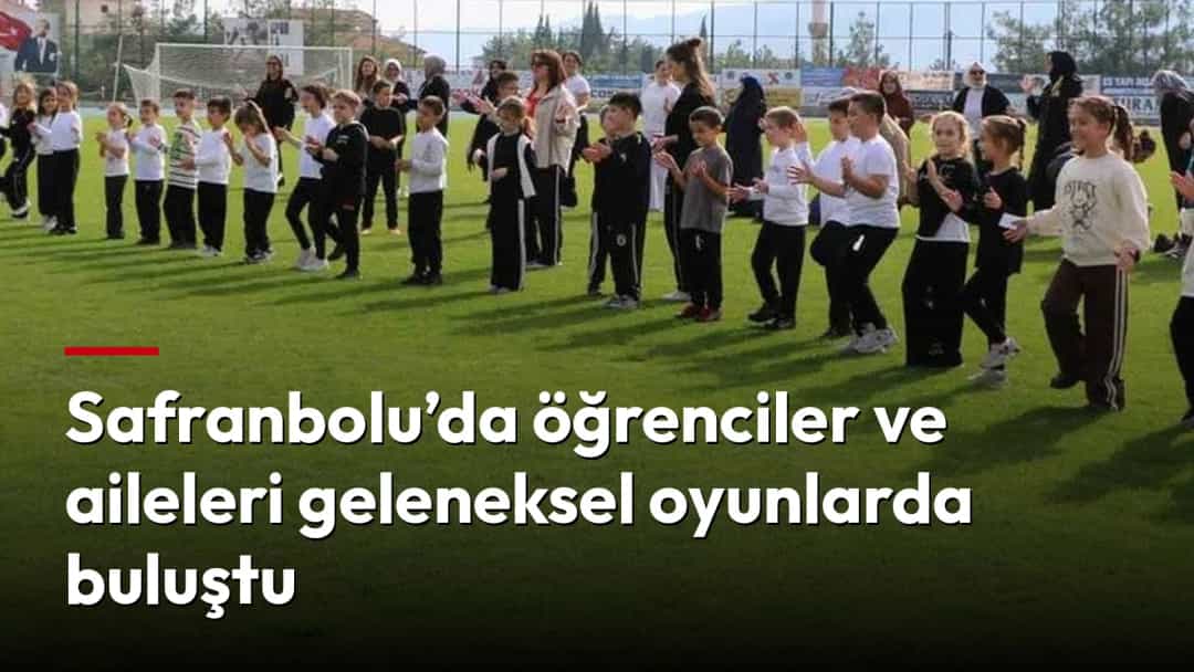 Öğrenciler açık hava sahasında geleneksel oyunlara katılıyor.