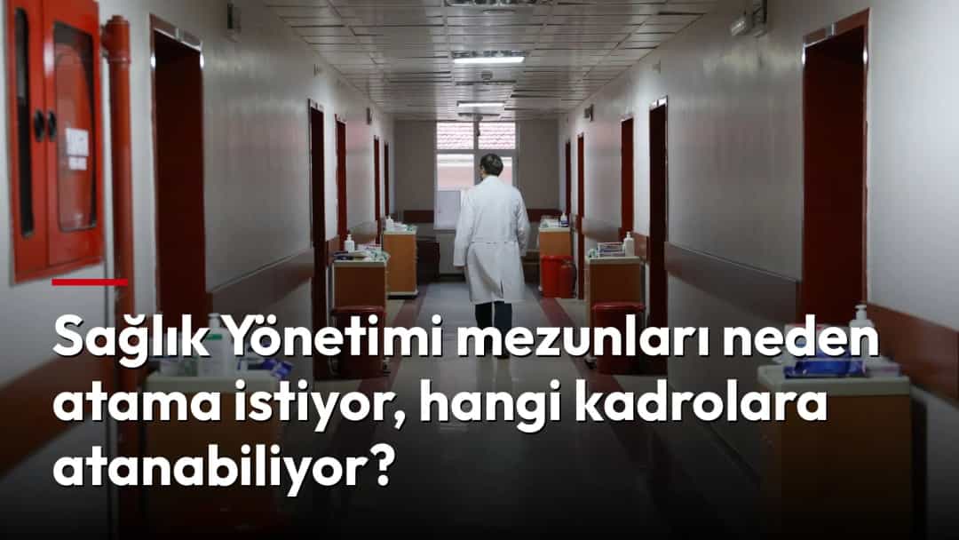 Hastane koridorunda sırtı dönük yürüyen beyaz önlüklü bir sağlık çalışanı, iki yanda hasta odası kapıları ve dezenfektan bulunan dolaplar