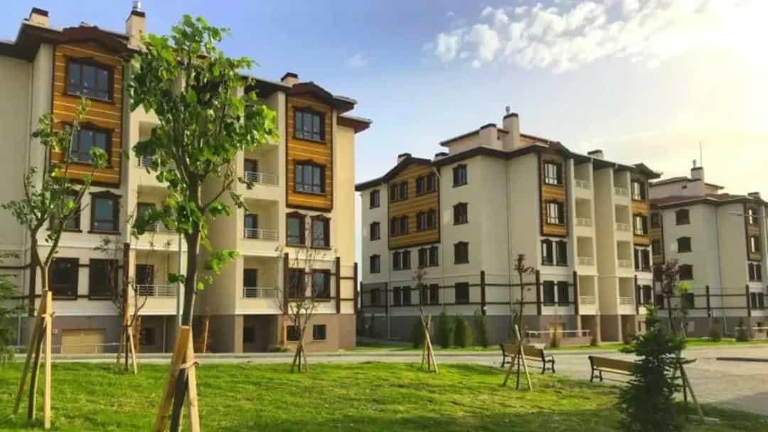 TOKİ konutlarının bulunduğu bir site ve çevresindeki yeşil alan
