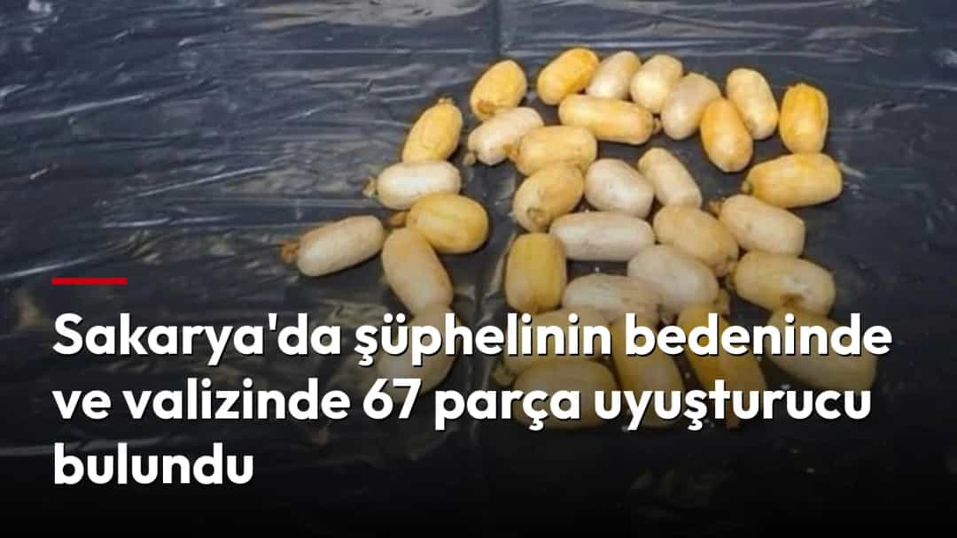 Sakarya’da ele geçirilen uyuşturucu paketleri, narkotik şube müdürlüğü tabelasının önünde sergileniyor.