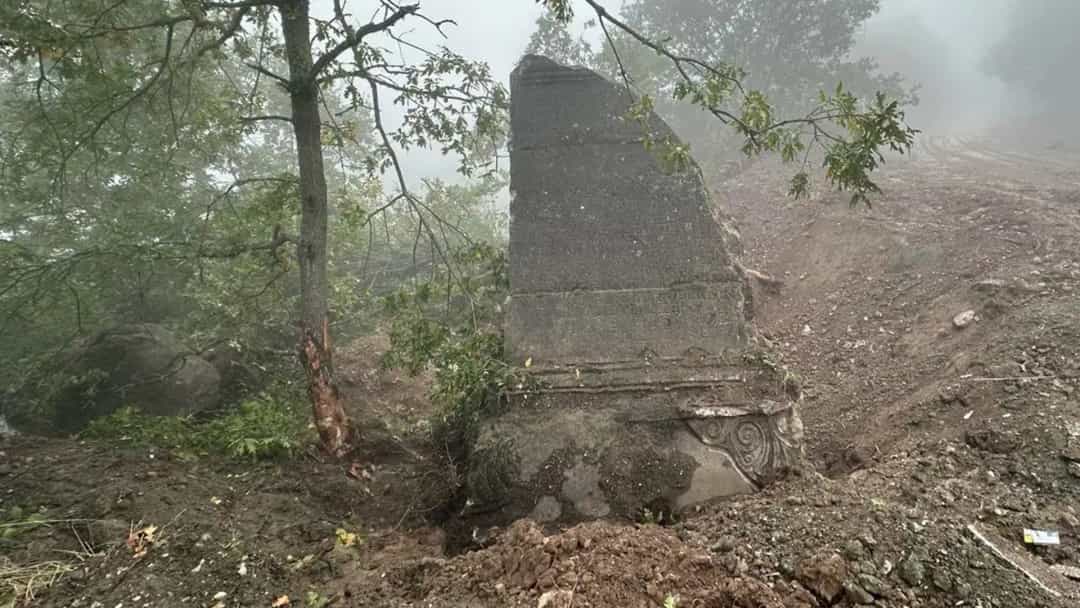 Yol çalışması sırasında ortaya çıkarılan, üzerinde yazı ve kabartmalar bulunan eski taş anıt.