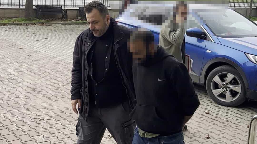 Karasu'daki hırsızlık olayının şüphelisi, polis eşliğinde park halindeki aracın yanında yürütülüyor.