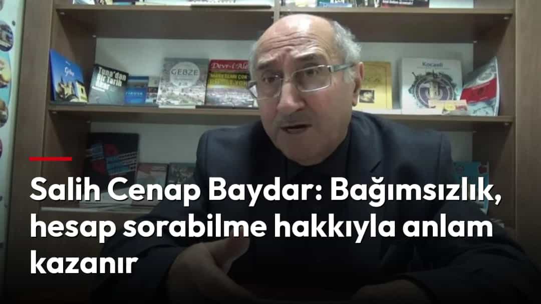 Salih Cenap Baydar, kitap raflarının önünde otururken konuşuyor.