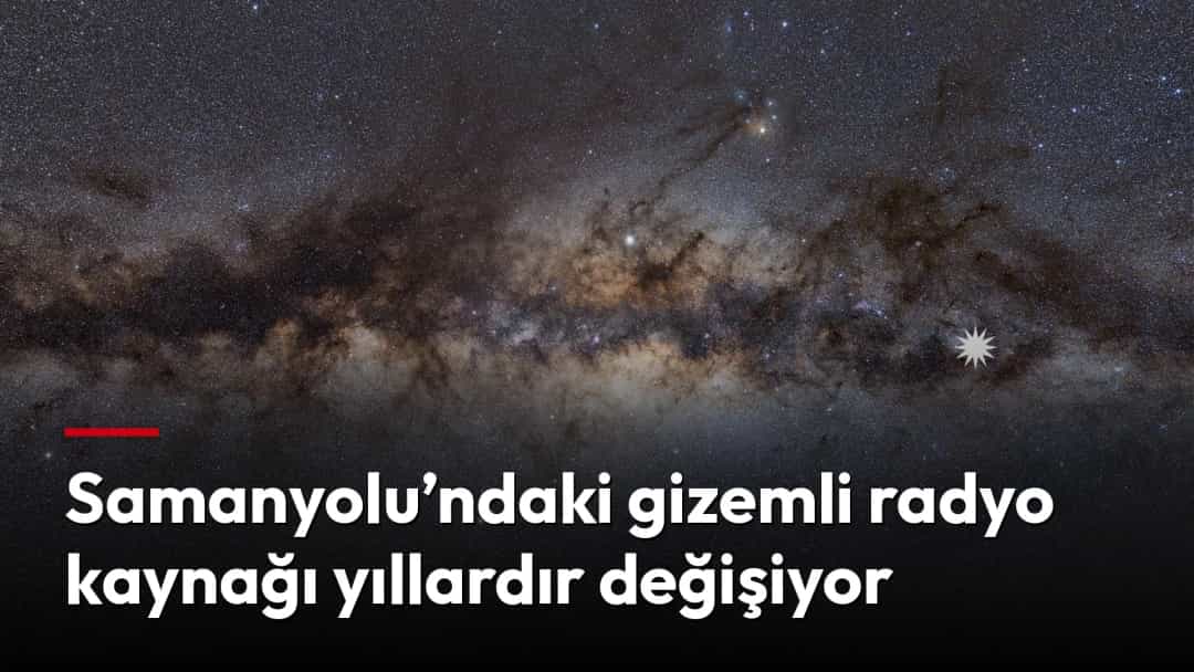 Samanyolu’nun yıldızlarla dolu parlak düzlemi; gizemli radyo kaynağının konumu işaretlenmiş.