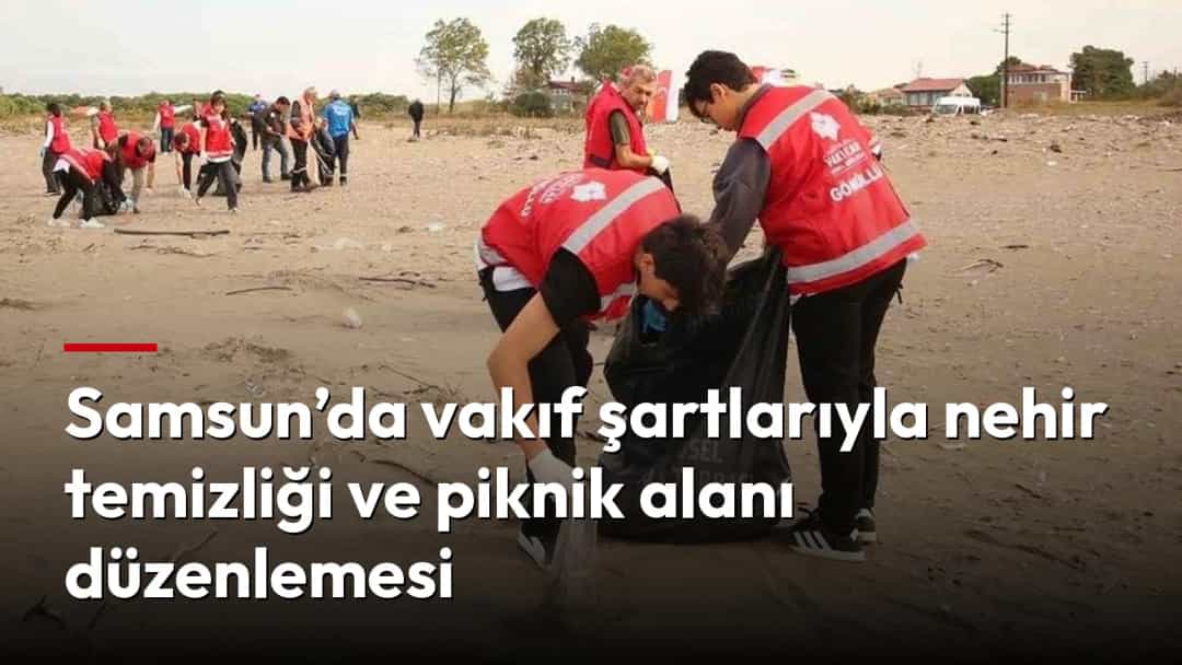 Kırmızı yelekli gönüllüler, nehir kıyısındaki açık alanda çöp topluyor.