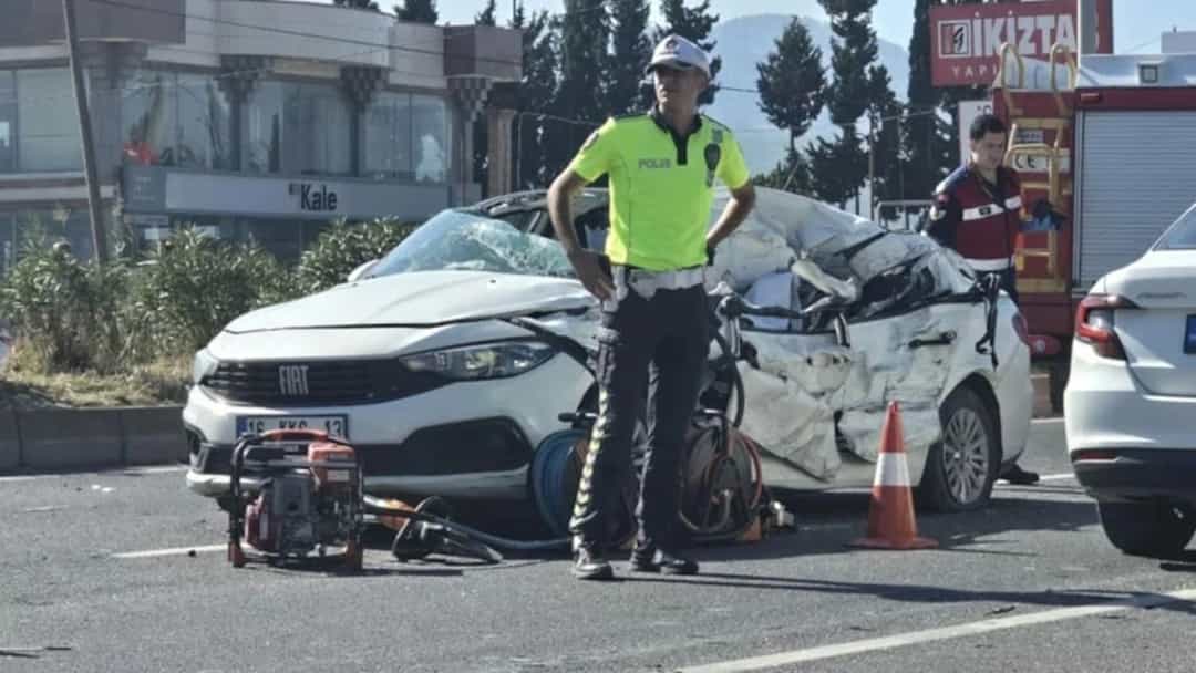 Samsun'daki kazada hasar gören otomobilin yanında trafik polisi ve olay yeri ekipmanları