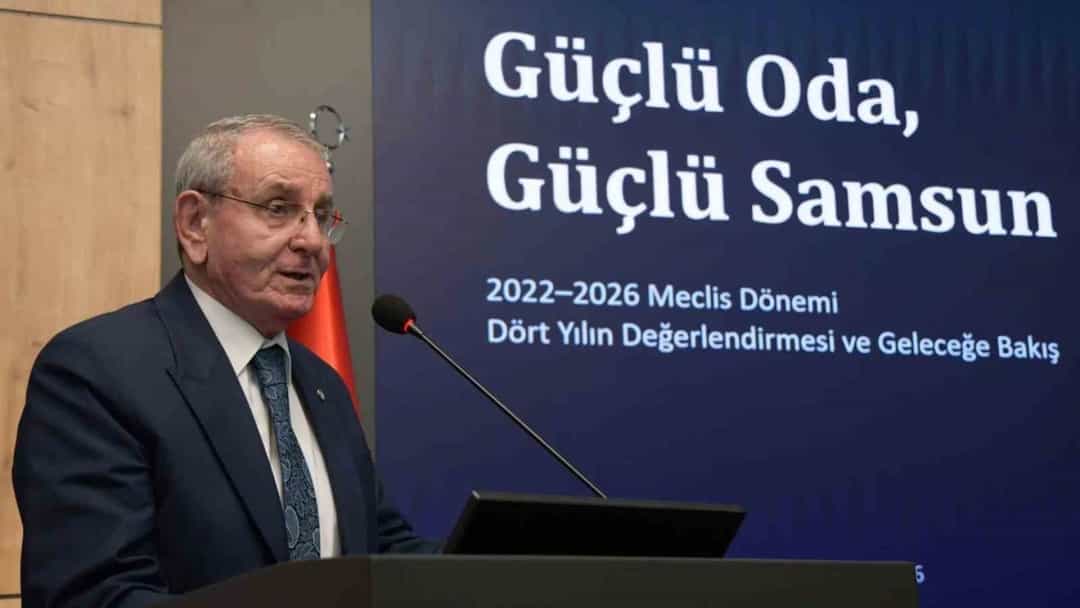 Salih Zeki Murzioğlu kürsüde konuşma yaparken.