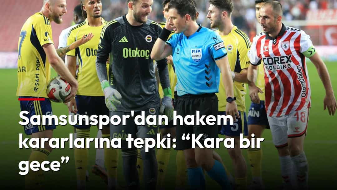 Futbolcular, maç sırasında hakemle kararlar üzerine konuşuyor.