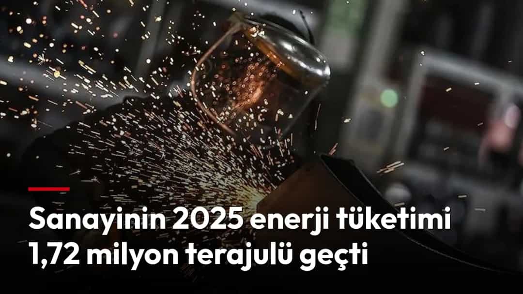 Bir sanayi işçisi, metal parçayı kaynak yaparken etrafa kıvılcımlar saçılıyor.