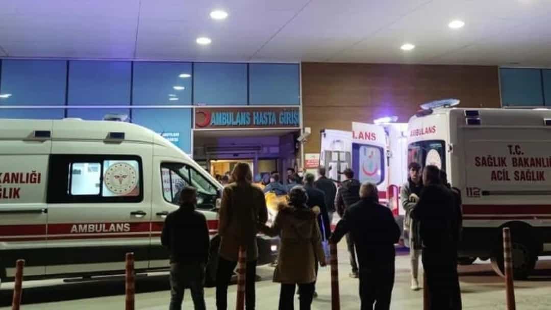 Acil servis girişinde ambulanslar ve bekleyen kişiler