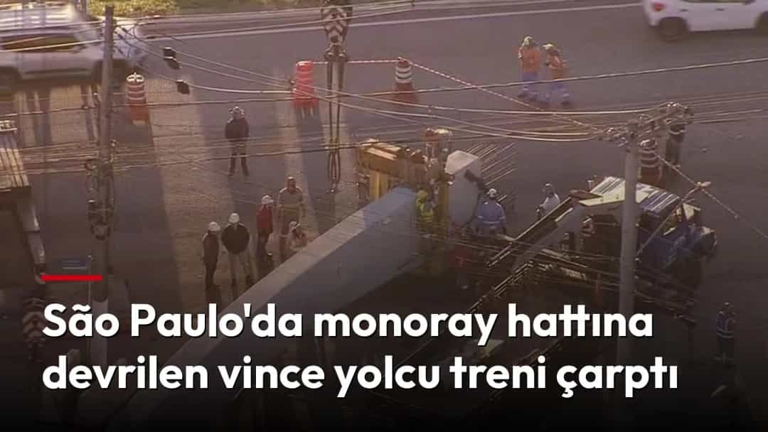 Devrilen vincin uzun bomu, monoray hattının ve yol kenarındaki araçların üzerine uzanıyor; olay yerinde ekipler ve çevredekiler görülüyor.