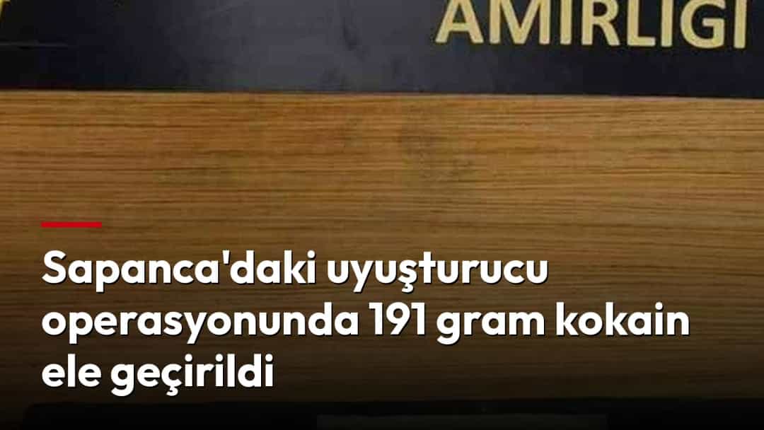 Sapanca Narkotik Suçlarla Mücadele Büro Amirliği tabelasının önünde, masada ele geçirilen madde sergileniyor.