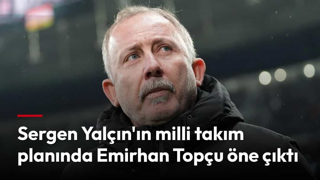 Sergen Yalçın, siyah montuyla bir stadyumda görülüyor.