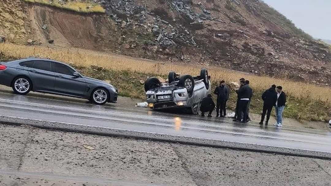 Siirt-Kurtalan yolunda kaygan zeminde meydana gelen kazada devrilen araç ve olay yerindeki kişiler