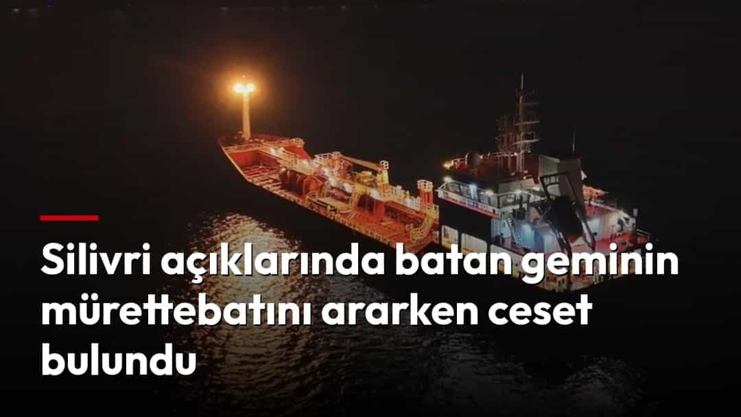 Gece karanlığında denizde seyreden, güvertesi ışıklarla aydınlatılmış bir gemi.
