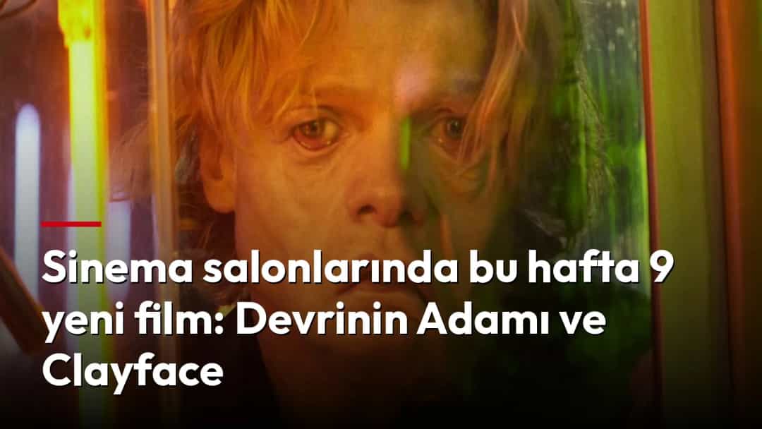 Renkli ışıklar arasında kameraya bakan bir adamın film sahnesinden yakın planı.