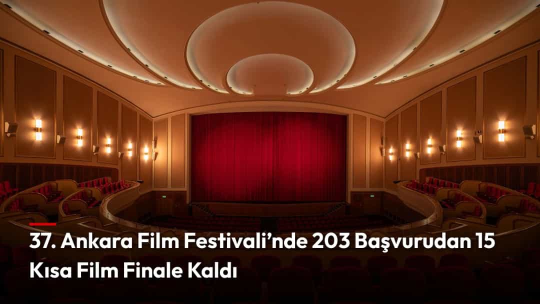 Kırmızı perdeli bir sinema salonunun içi