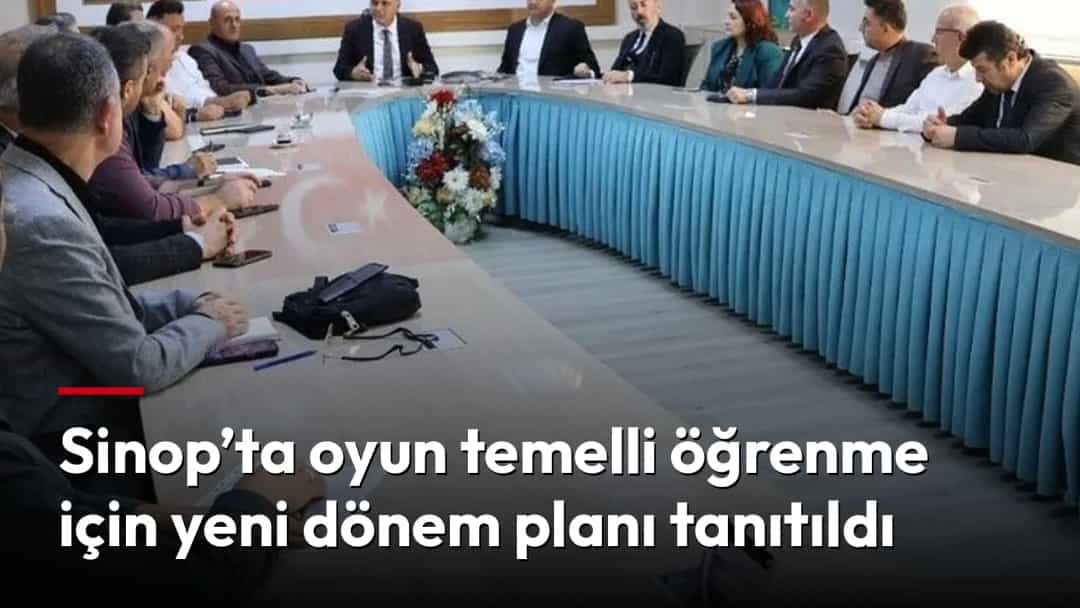 Sinop’ta oyun temelli öğrenme planının tanıtıldığı toplantıda katılımcılar uzun bir masa etrafında bir araya geldi.