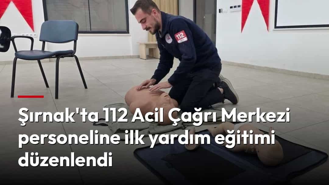 112 Acil Çağrı Merkezi personeli, eğitim sırasında maket üzerinde ilk yardım uygulaması yapıyor.