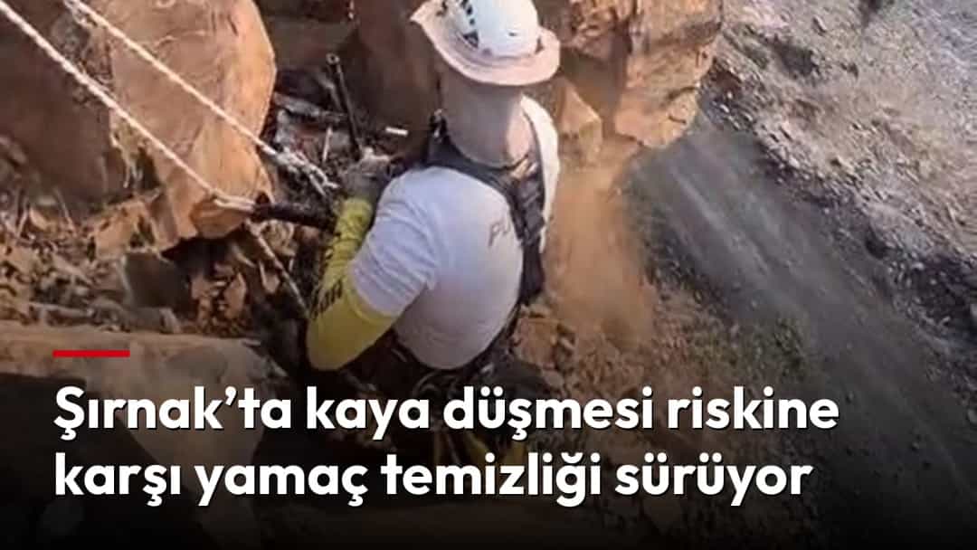 Kayalık yamaçta emniyet halatıyla çalışan kasklı dağcı, risk oluşturan kayaları temizliyor.