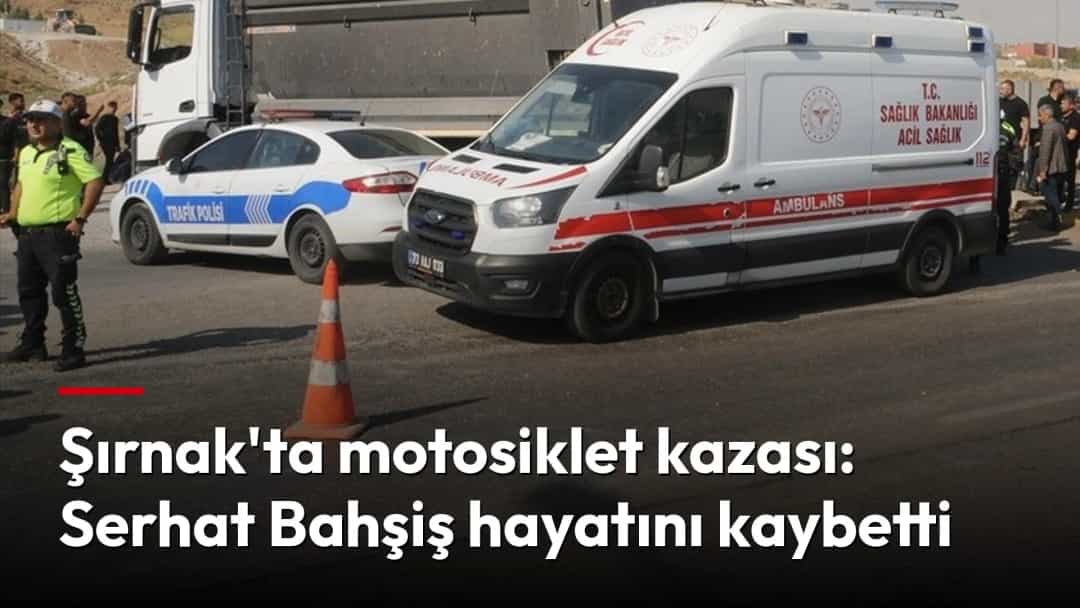 Kaza yerinde ambulans, polis araçları ve ekipler yol kenarında bekliyor.