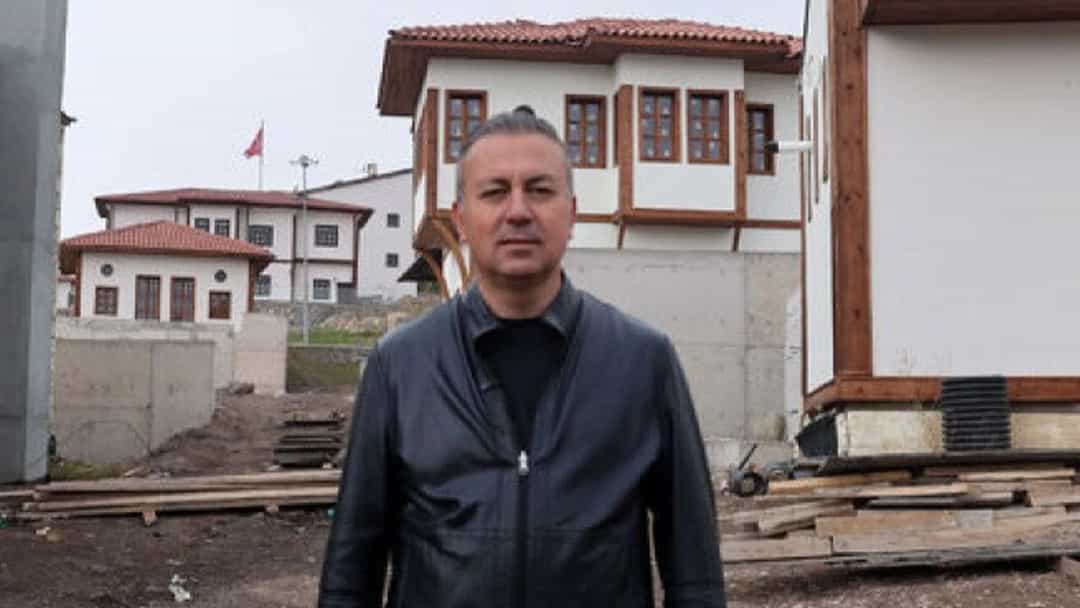 Adem Uzun, tarihi yapıların bulunduğu alanda inceleme yaparken
