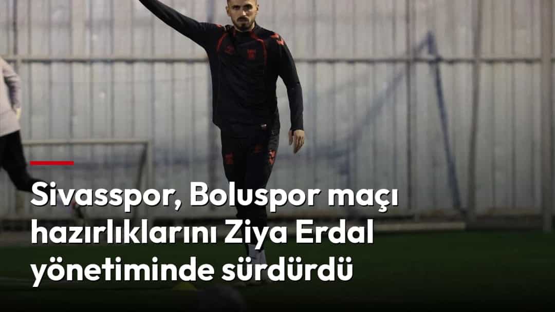 Sivassporlu futbolcu, Boluspor maçı öncesi antrenmanda sahada işaret veriyor.