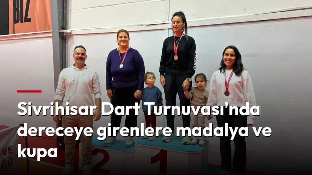 29 Ekim kapsamında düzenlenen Sivrihisar dart turnuvasında madalya alan sporcular, podyumda çocuklarla birlikte poz veriyor.