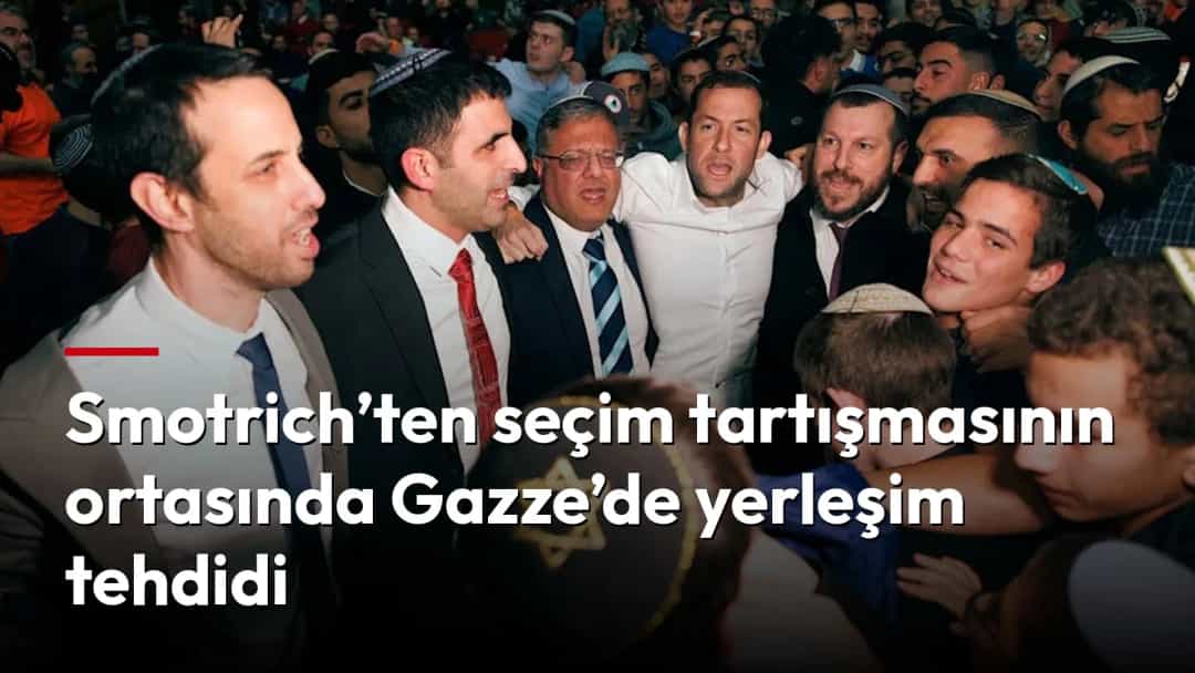 Bezalel Smotrich, kalabalık bir siyasi etkinlikte destekçileriyle birlikte.