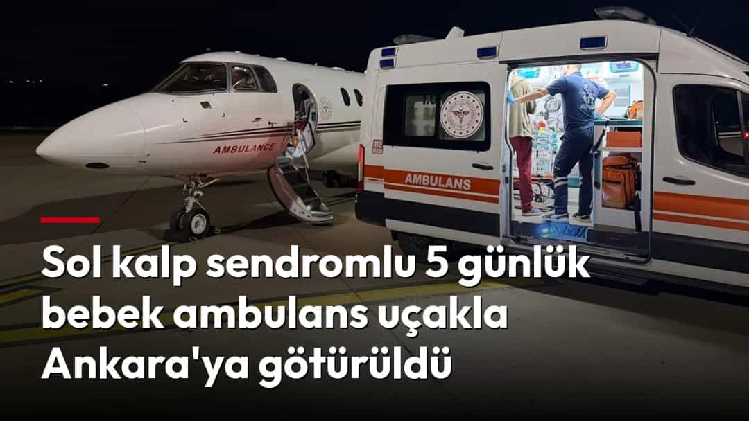 Gece havaalanı apronunda ambulans uçağın yanında duran ambulansın arka kapısı açık.
