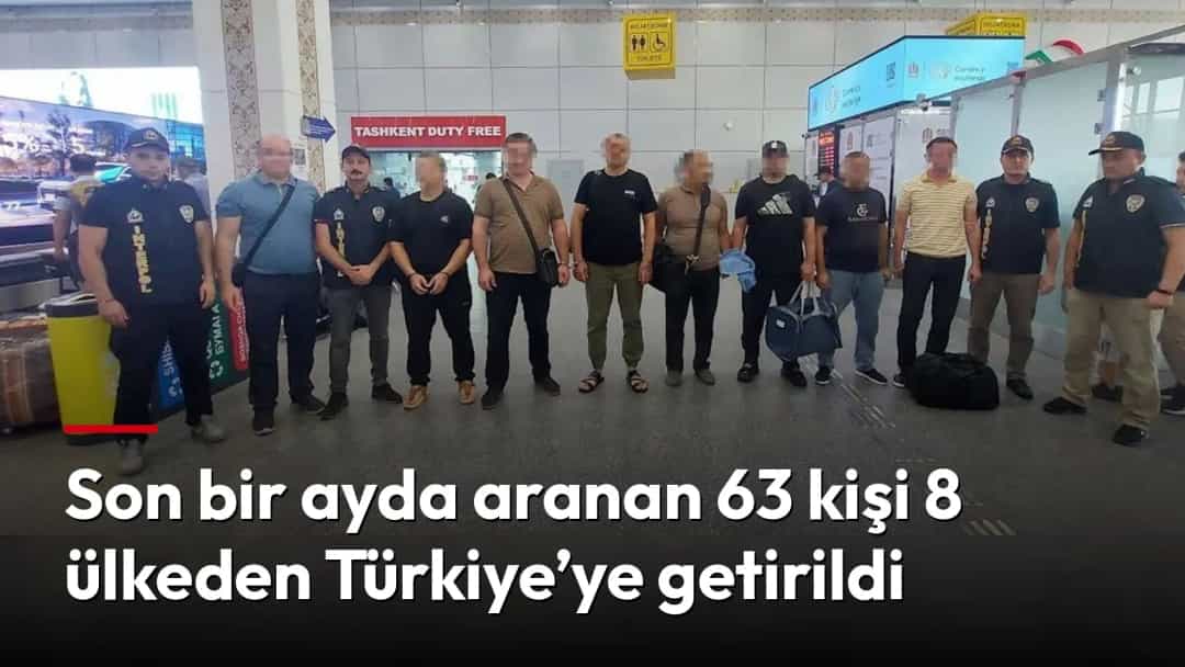 Havalimanında Türkiye’ye getirilen kişiler polis ekipleriyle birlikte bekliyor.